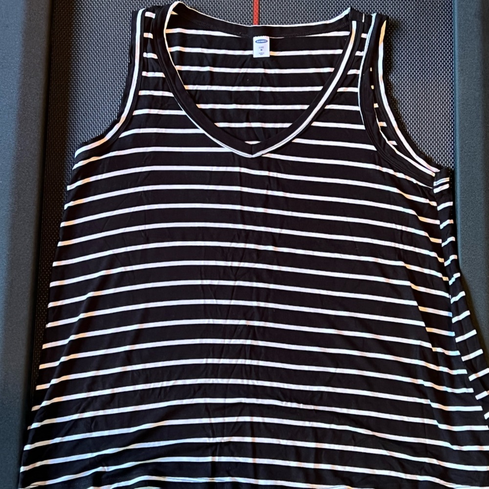 Old Navy sleeveless top, size medium.